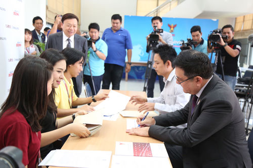 เลขาธิการ กสทช. มอบเอกสารคำขอรับใบอนุญาตการประมูลคลื่นความถี่ย่าน 900 MHz .ให้ บริษัท ทรู มูฟ เอช ยูนิเวอร์แซล คอมมิวนิเคชั่น จำกัด (TUC)