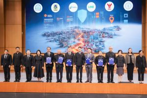 ดีอี ผนึก 4 หน่วยงานรัฐ จับมือ LINE ลงนาม MOU ยกระดับการเตือนภัยผ่านบริการ “Safety Check” เพิ่มความเร็วและความน่าเชื่อถือของข้อมูลภาครัฐสู่ประชาชน
