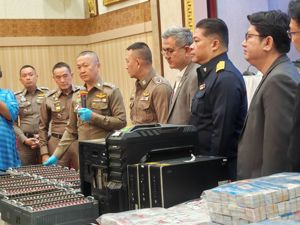 สำนักงานตำรวจแห่งชาติได้เข้าตรวจค้นจับกุมแก๊งคอลเซ็นเตอร์ครั้งที่ใหญ่ที่สุดในประเทศไทย บ้านกลางกรุงย่านแฮปปี้แลนด์ 